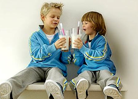 kids-drink-milk